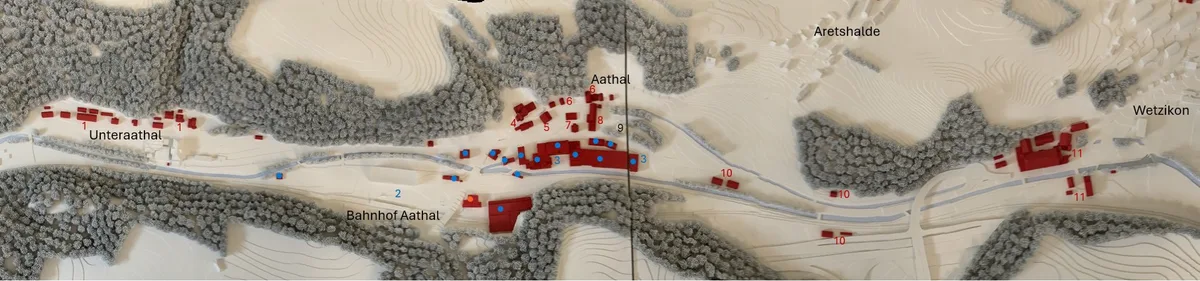 Rot eingezeichnet sind die Liegenschaften, die die Hiag AG 2010 Mitte 2025 hält sie noch die mit einem blauen Punkt versehenen Liegenschaften. Das orange markierte einstige Restaurant ist mittlerweile abgerissen. Nummeriert sind: 1 Arbeitersiedlung Unteraathal, 2 Areal Talwis, 3 Neue Spinnerei, 4 ehemaliger Bauernhof, 5 alte Mühle, 6 Wohnhäuser, 7 Gartenvilla, 8 einstiges Mädchenheim, 9 Streiff-Wohnhaus, 10 Wohnhäuser Weierwiesen und Cherschiben, 11 Fabrikensemble Flos. Grafische Übersicht über die Liegenschaften im Aatal.